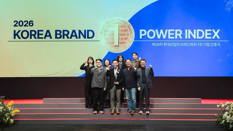 스피드메이트가 2026 한국 산업의 브랜드파워(K-BPI) 자동차 관리 부문에서 1위로 선정됐다.   시상식에서 기념사진을 촬영하고 있는 이환용 SK스피드메이트 대표(앞줄 왼쪽에서 두번째)와 구성원 일동.
