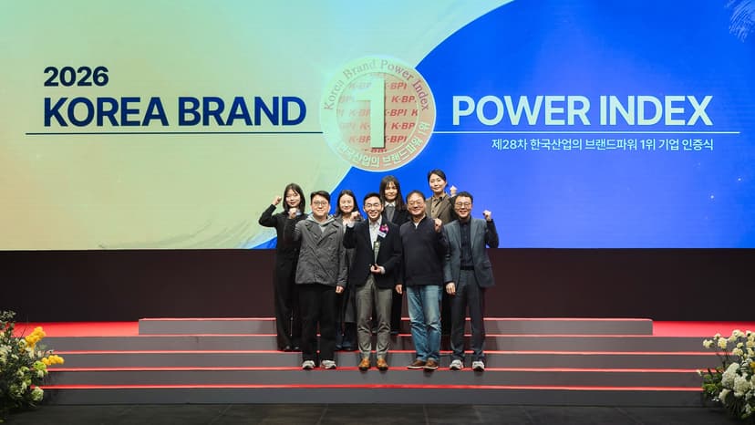 스피드메이트가 2026 한국 산업의 브랜드파워(K-BPI) 자동차 관리 부문에서 1위로 선정됐다.   시상식에서 기념사진을 촬영하고 있는 이환용 SK스피드메이트 대표(앞줄 왼쪽에서 두번째)와 구성원 일동.