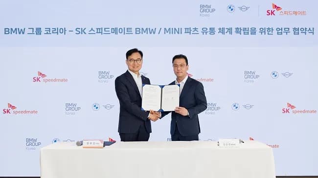 SK스피드메이트는 BMW 그룹 코리아와 부품유통 공식 파트너십 계약을 맺은 데 이어 투명한 유통체계 확립 및 수입차 애프터마켓에서의 신뢰도 향상을 추진하는 내용의 업무협약을 체결했다. 27일 열린 기념식 자리에 선 안무인 SK스피드메이트 대표(왼쪽)와 정상천 BMW 그룹 코리아 애프터세일즈 총괄본부장의 모습
