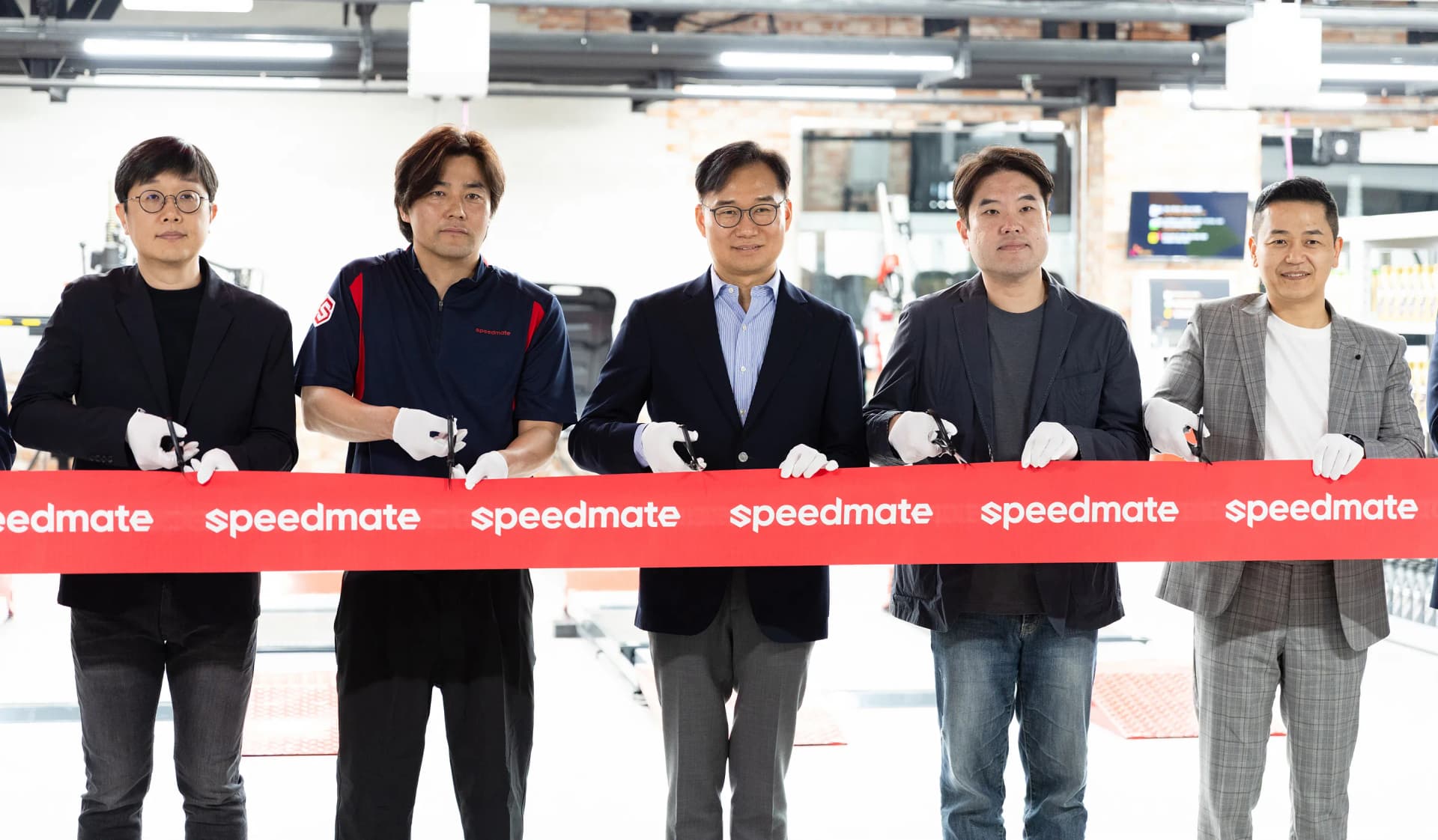 지난달 30일 스피드메이트 강동아이파크점 개소식에서 테이프 커팅을 진행하고 있는 안무인 SK스피드메이트 대표와 관계자들의 모습. 강동아이파크점은 스피드메이트 신규 BI(Brand Identity)가 적용된 첫 번째 매장이다.