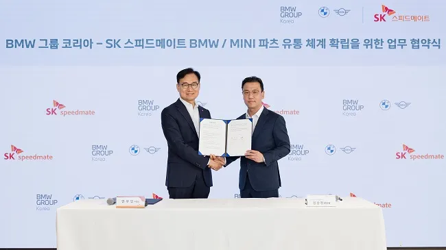 SK스피드메이트는 BMW 그룹 코리아와 부품유통 공식 파트너십 계약을 맺은 데 이어 투명한 유통체계 확립 및 수입차 애프터마켓에서의 신뢰도 향상을 추진하는 내용의 업무협약을 체결했다. 27일 열린 기념식 자리에 선 안무인 SK스피드메이트 대표(왼쪽)와 정상천 BMW 그룹 코리아 애프터세일즈 총괄본부장의 모습